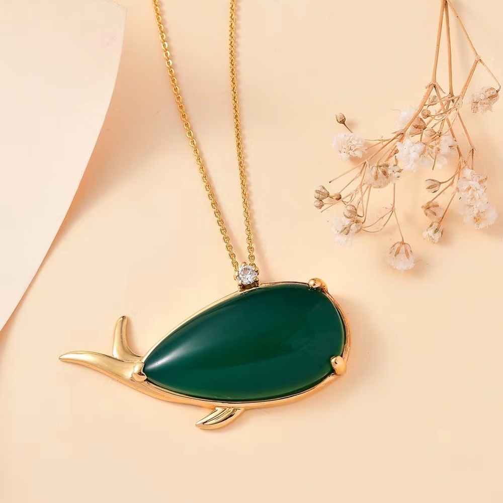 Elegant Verde Onyx Whale Pendant Necklace.  NWT